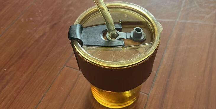 長期用吸管喝水可能會(huì)加深唇紋